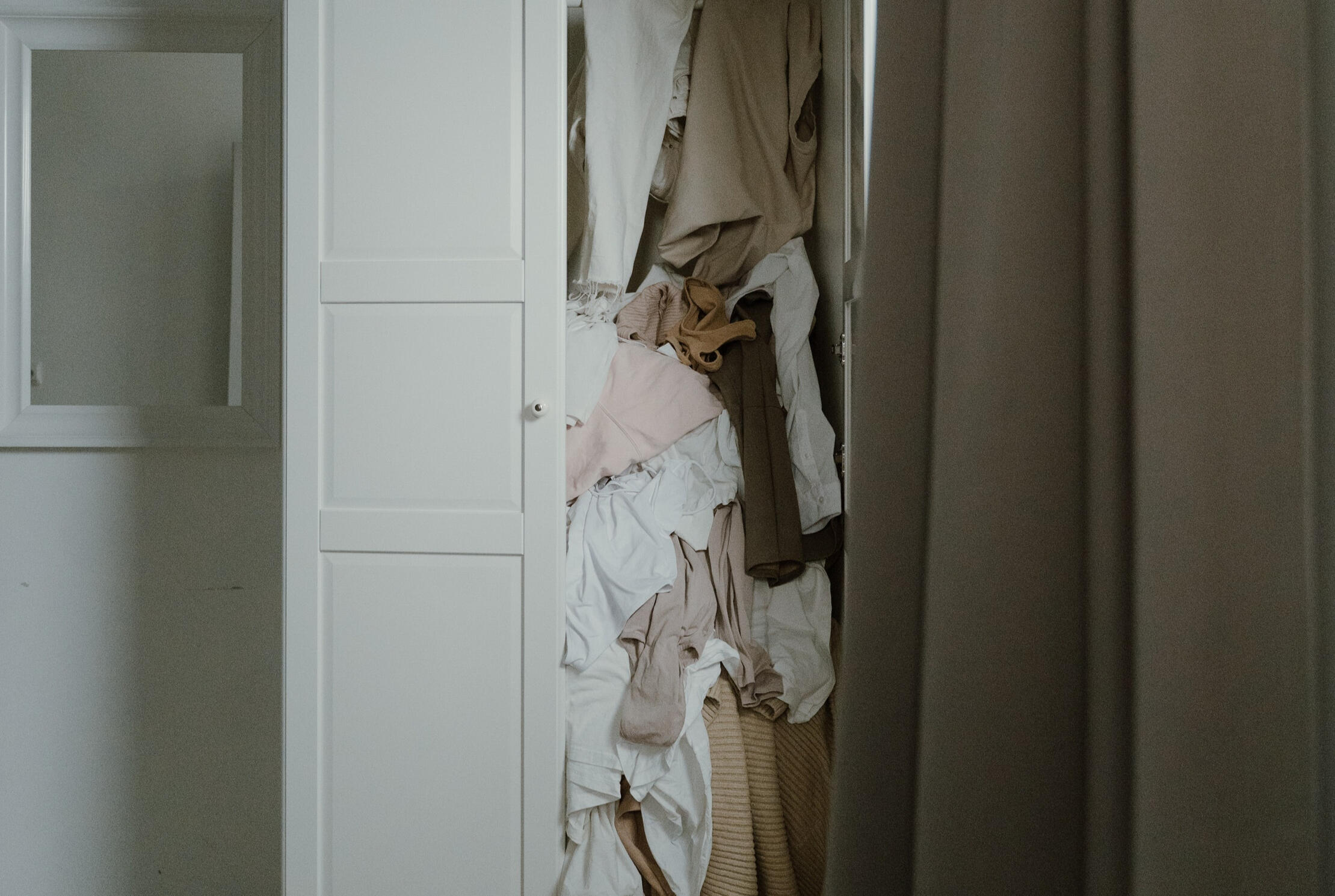 Image d'une garde-robe en désordre