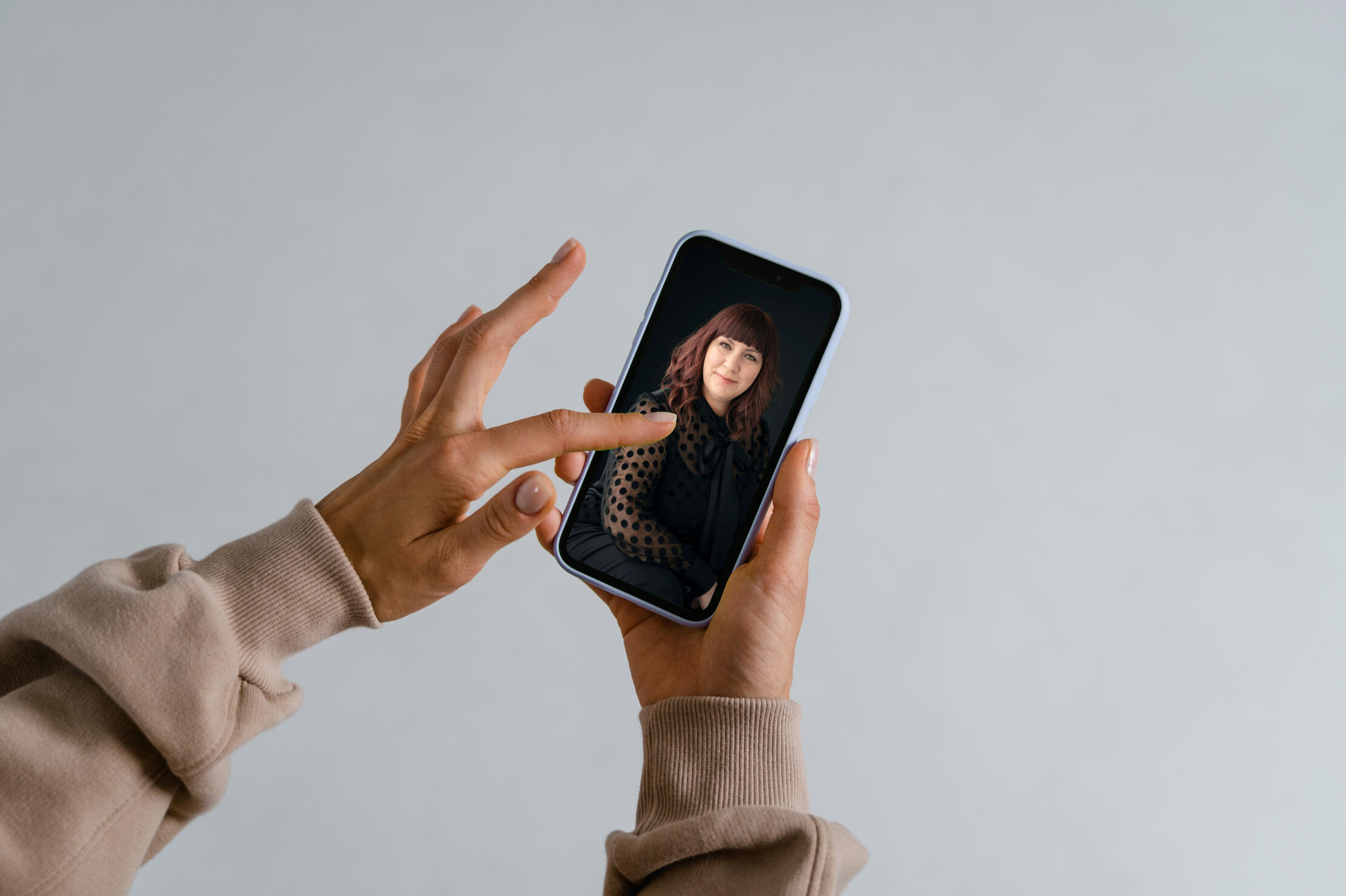 Image de Josée en vidéoconférence sur un mobile